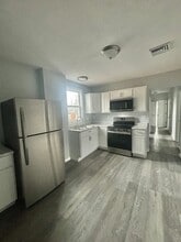 64 Thompson St in Springfield, MA - Building Photo - Building Photo