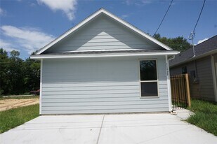 11925 Nelwood St in Willis, TX - Building Photo