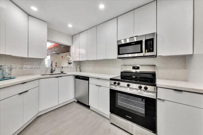 1750 W 46th St in Hialeah, FL - Foto de edificio - Building Photo