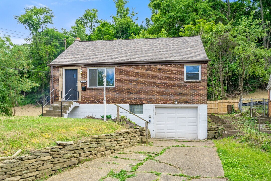 9722 Glendale Rd in Pittsburgh, PA - Building Photo