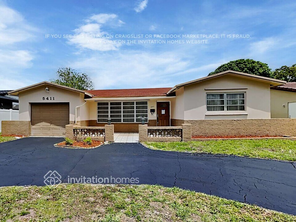 5411 McKinley St in Hollywood, FL - Building Photo