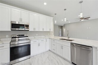 1040 Milwaukee Blvd in Lehigh Acres, FL - Building Photo - Building Photo