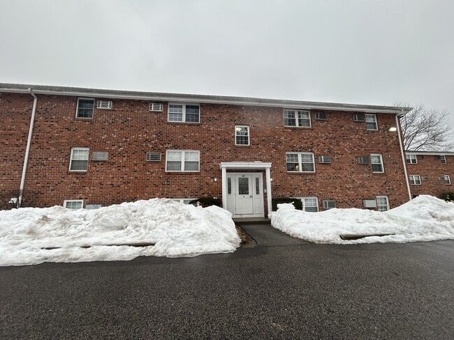 89 Pleasant St in Medfield, MA - Building Photo - Building Photo