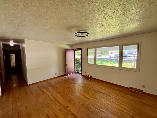340 Hillcrest Ave in Bourbon, MO - Building Photo - Building Photo