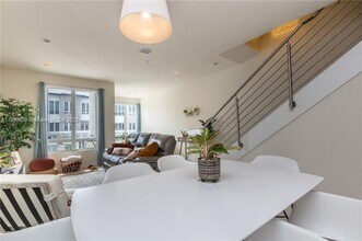 10245 NW 63rd Terrace in Doral, FL - Foto de edificio - Building Photo