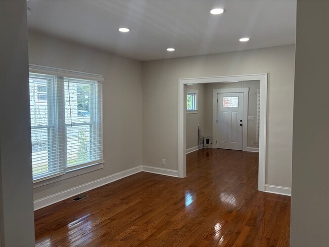 182-184-184 E Tompkins St