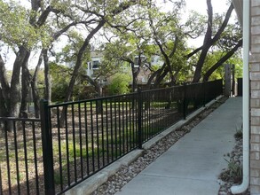 12800 Leatherback Ln in Austin, TX - Foto de edificio - Building Photo