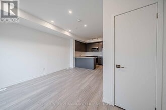 16 Lytham Grn Cir in Newmarket, ON - Building Photo - Building Photo