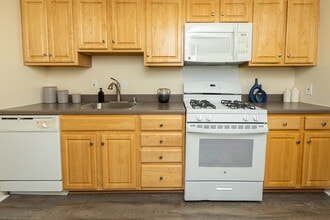 Colony Hill Apartments & Townhomes in Baltimore, MD - Foto de edificio - Building Photo