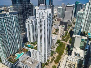 1060 Brickell Ave, Unit 2813 in Miami, FL - Building Photo - Building Photo