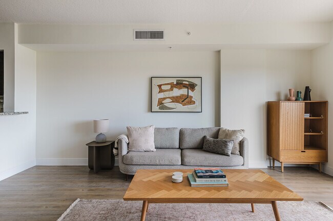 987 SW 37th Ave in Miami, FL - Building Photo - Building Photo