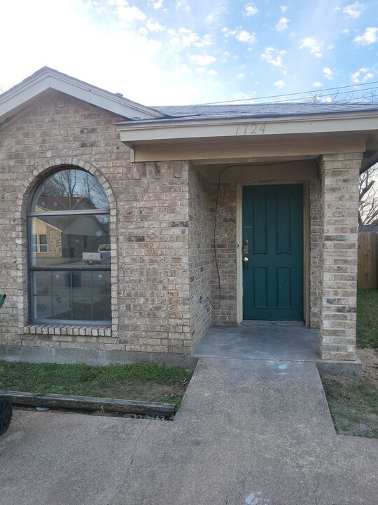 1724 Justin Lyn St in Arlington, TX - Building Photo