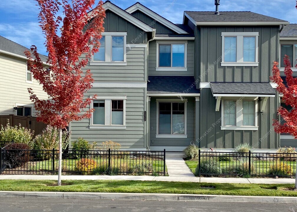 4628 SW 37th St in Redmond, OR - Building Photo