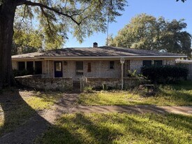 200 S Birch St in Van, TX - Building Photo