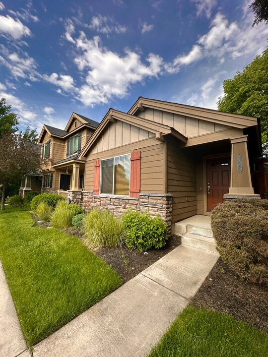 2725 NW Cedar Ave in Redmond, OR - Building Photo