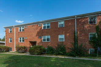 Western Hills Apartments in Omaha, NE - Building Photo - Building Photo