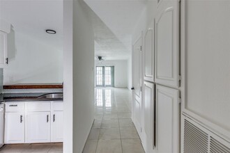 3131 Southwest Fwy in Houston, TX - Building Photo - Building Photo