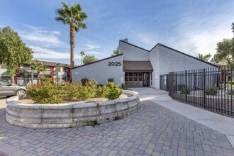2025 West Apartment Homes in Phoenix, AZ - Foto de edificio - Building Photo