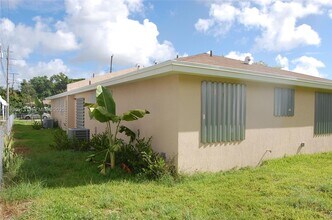 2184 NW 63rd St in Miami, FL - Foto de edificio - Building Photo