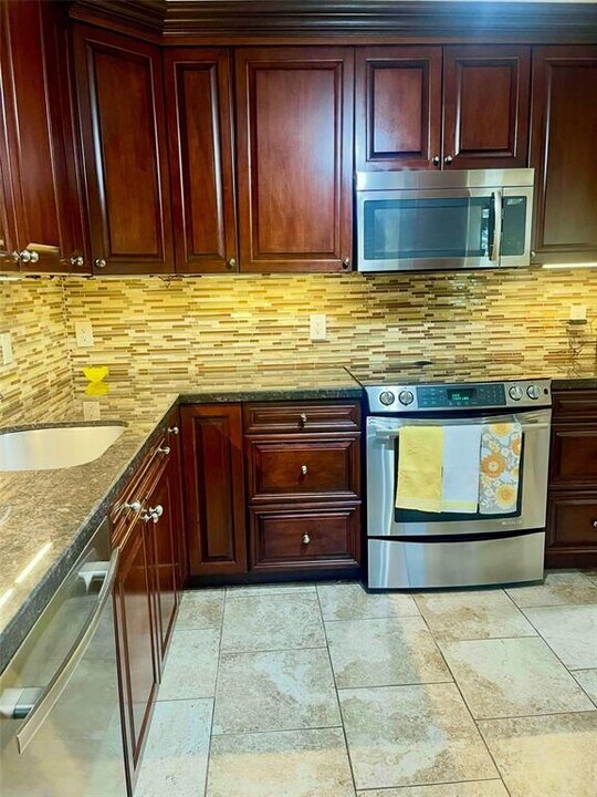403 Lakeview Dr in Weston, FL - Building Photo