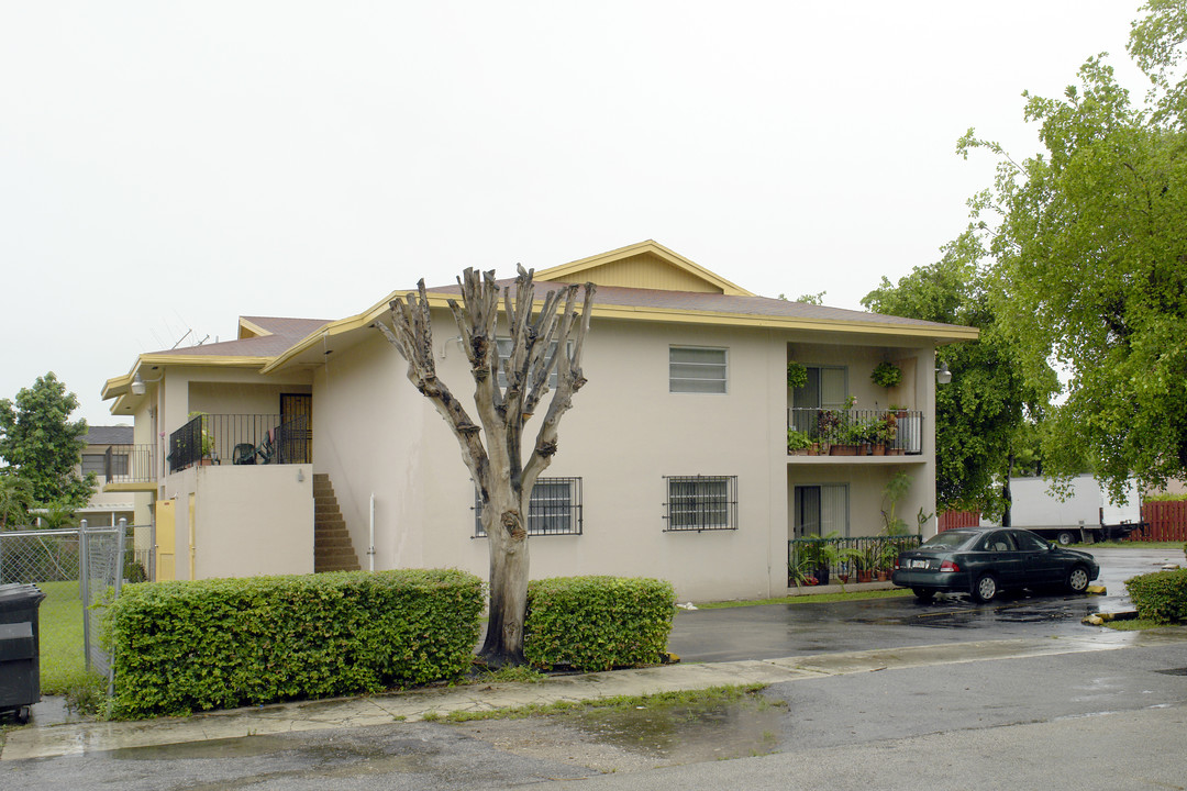 4385 W 14th Ave in Hialeah, FL - Building Photo