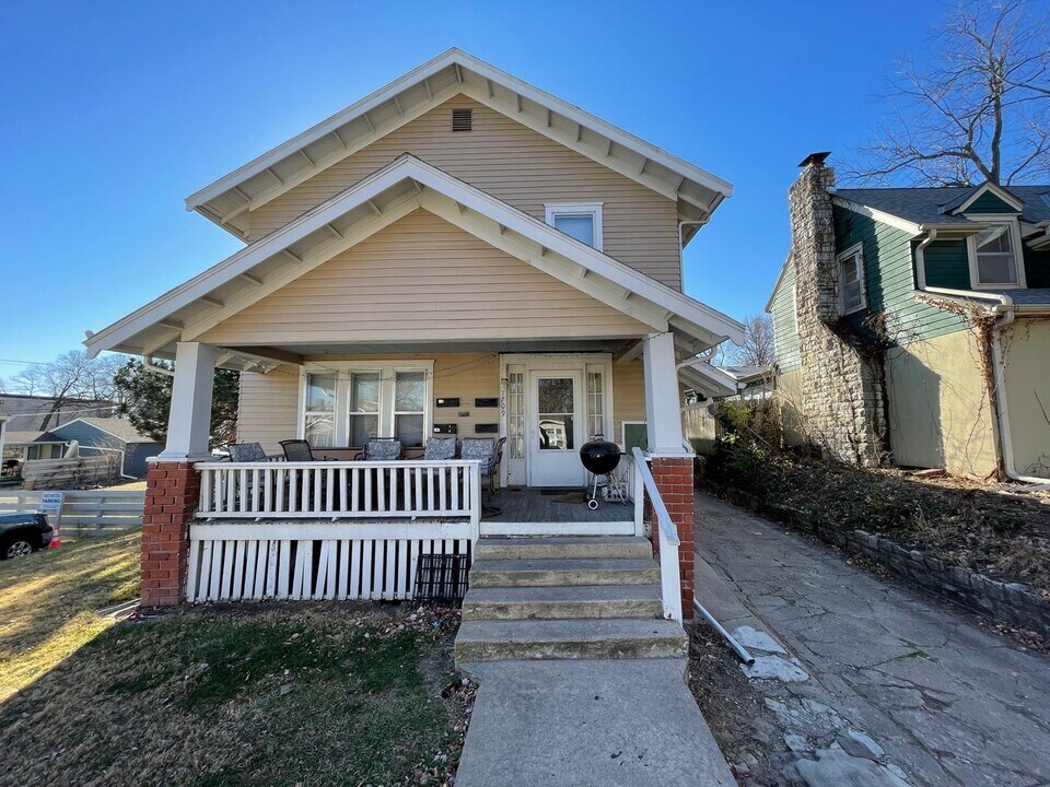 1709 Laramie St-Unit -#1A & #1B in Manhattan, KS - Building Photo