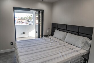 7005 La Jolla Blvd in La Jolla, CA - Building Photo - Building Photo