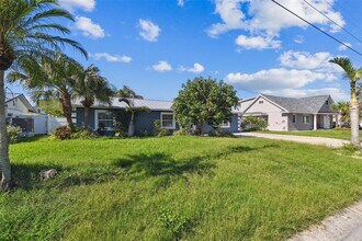 8708 Thornwood Ln in Tampa, FL - Building Photo - Building Photo