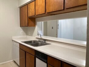 3075 Walnut Bend Ln in Houston, TX - Building Photo - Building Photo