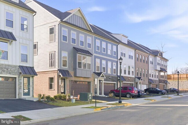 1011 Venifena Terrace SE in Leesburg, VA - Building Photo - Building Photo