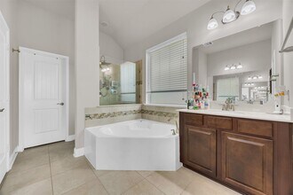 24119 Kingdom Isle Ln in Katy, TX - Foto de edificio - Building Photo