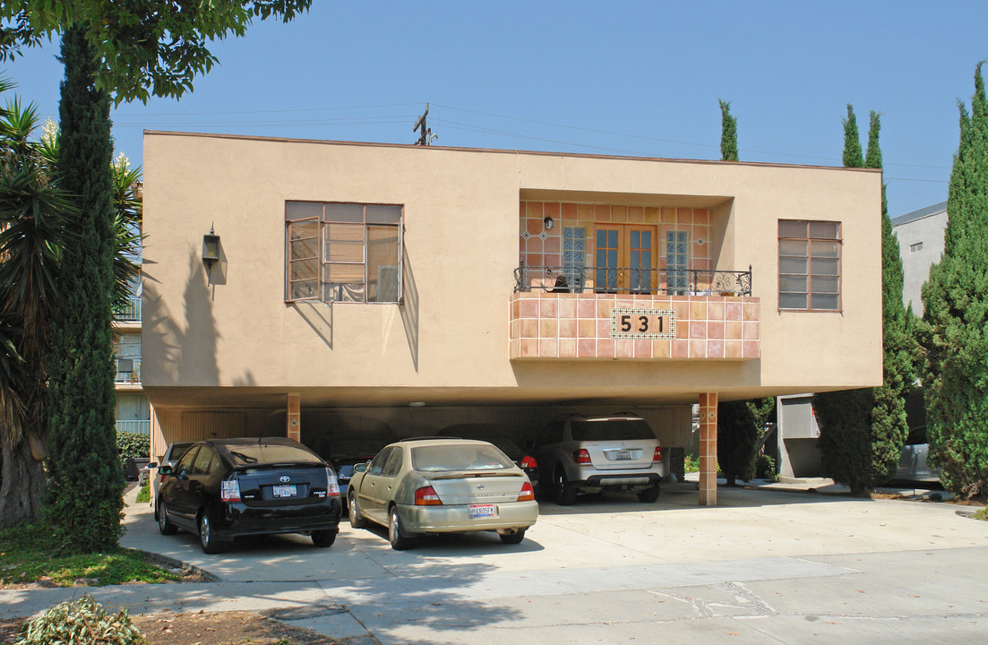 531 N Flores St in Los Angeles, CA - Building Photo