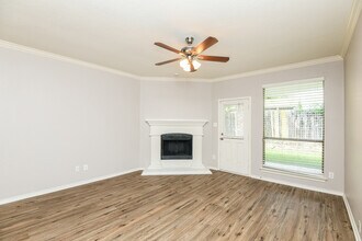 1216 Sunderland Ln in Fort Worth, TX - Foto de edificio - Building Photo