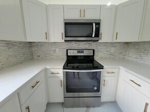 4334 SW 72nd Way in Davie, FL - Building Photo - Building Photo
