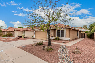 7568 W Kerry Ln in Glendale, AZ - Building Photo - Building Photo