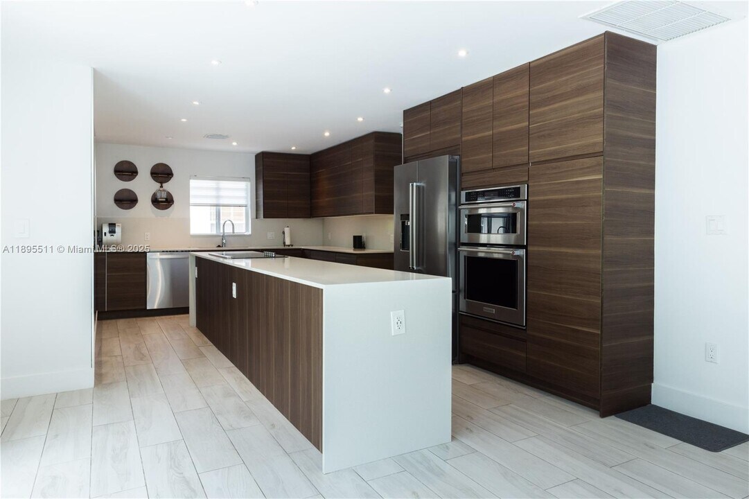 1080 NE 104th St in Miami Shores, FL - Foto de edificio