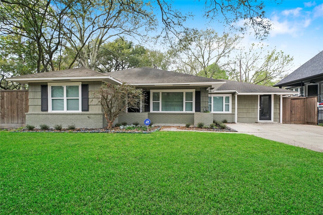 1229 Timbergrove Ln in Houston, TX - Building Photo