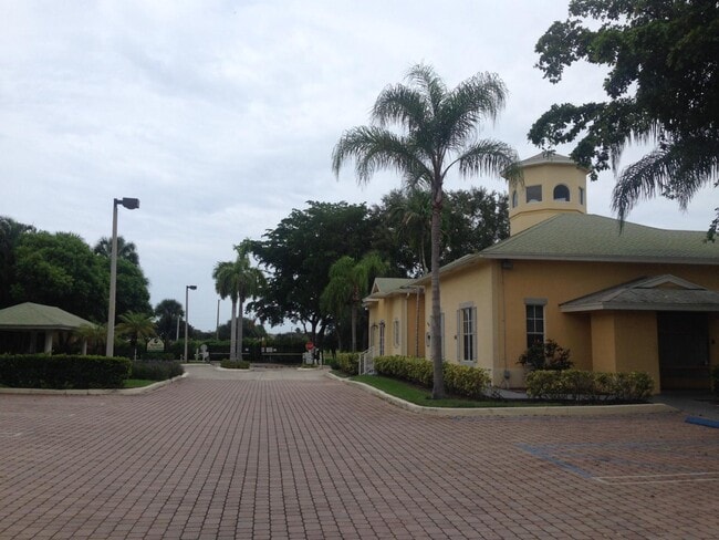 407 Meadows Cir in Boynton Beach, FL - Foto de edificio - Building Photo