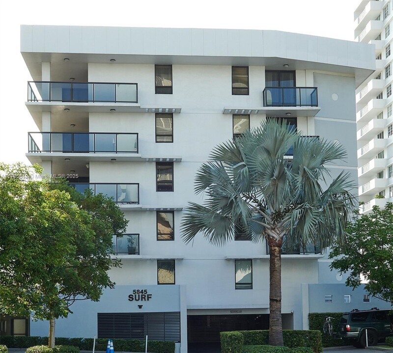 5845 Collins Ave in Miami Beach, FL - Building Photo