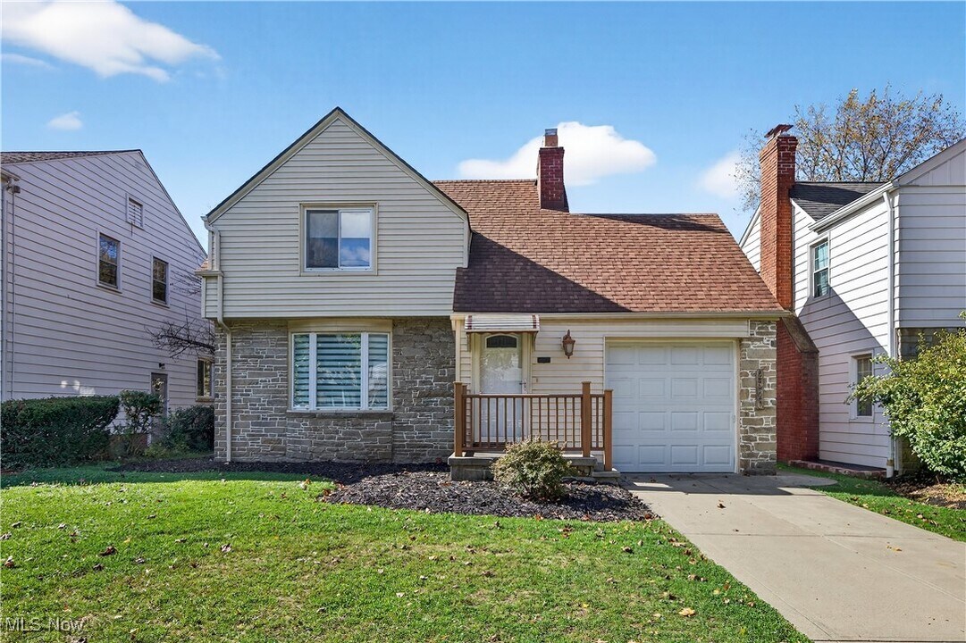 2520 Laurelhurst Rd in University Heights, OH - Building Photo