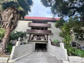 1825 N Gramercy Pl, Unit 311 in Los Angeles, CA - Building Photo