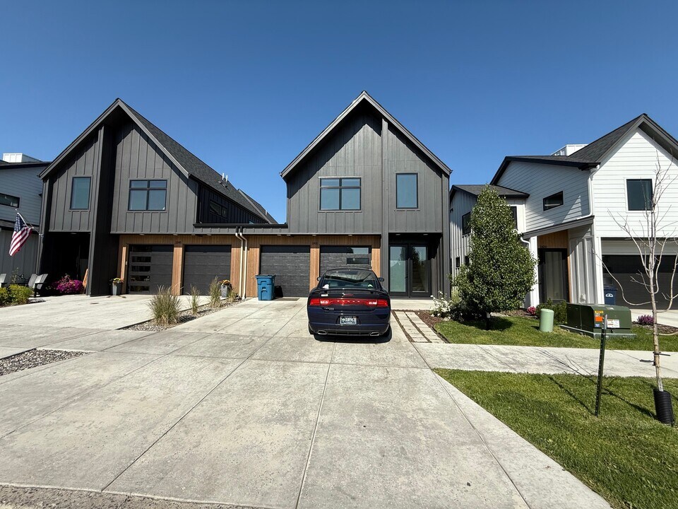 1401 Windrow Dr in Bozeman, MT - Building Photo