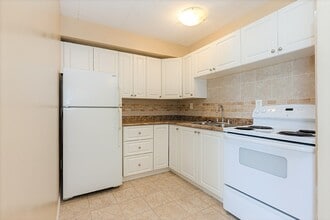 Bay Court in North Bay, ON - Building Photo - Building Photo