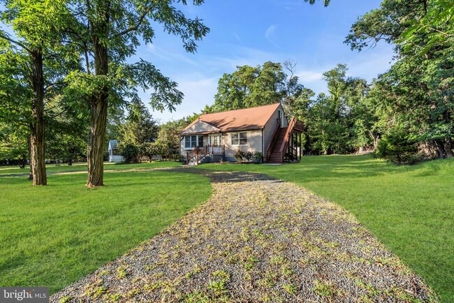 property at 165 Lakeview Dr N