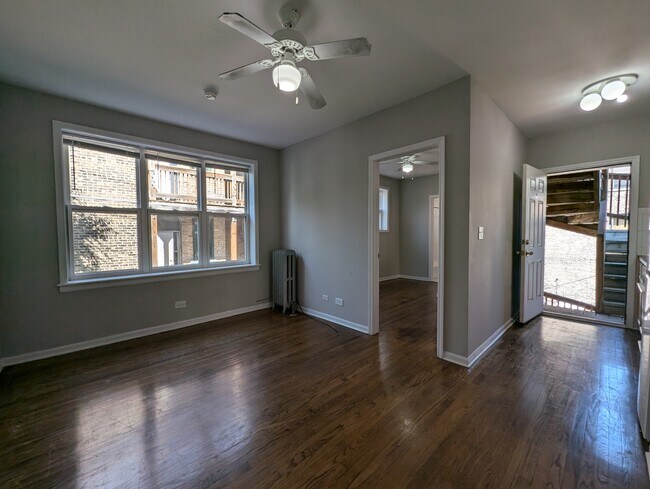 928 W Dakin St, Unit 310 in Chicago, IL - Building Photo - Building Photo