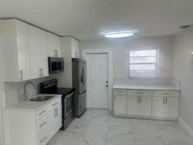 1227 NW 6th Ave, Unit A