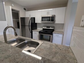 4090 N Pine Island Rd in Sunrise, FL - Building Photo - Building Photo