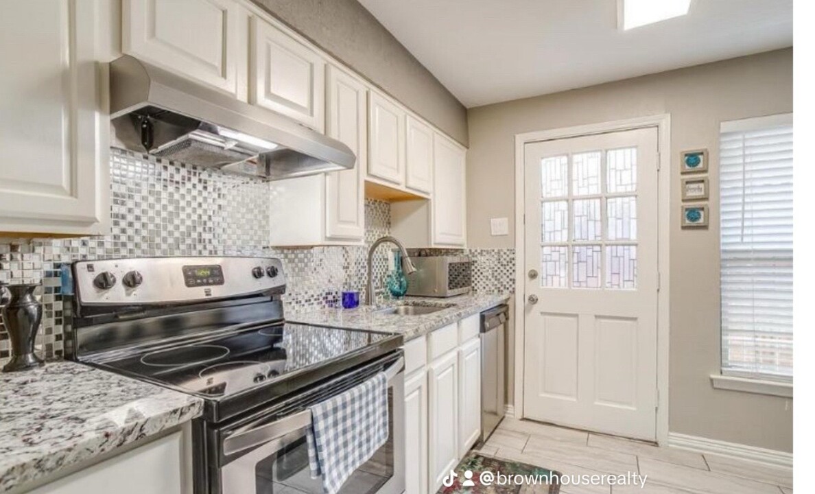 10216 Regal Oaks Dr, Unit A in Dallas, TX - Building Photo