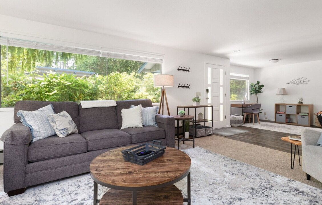 804 N Main St in Coupeville, WA - Foto de edificio