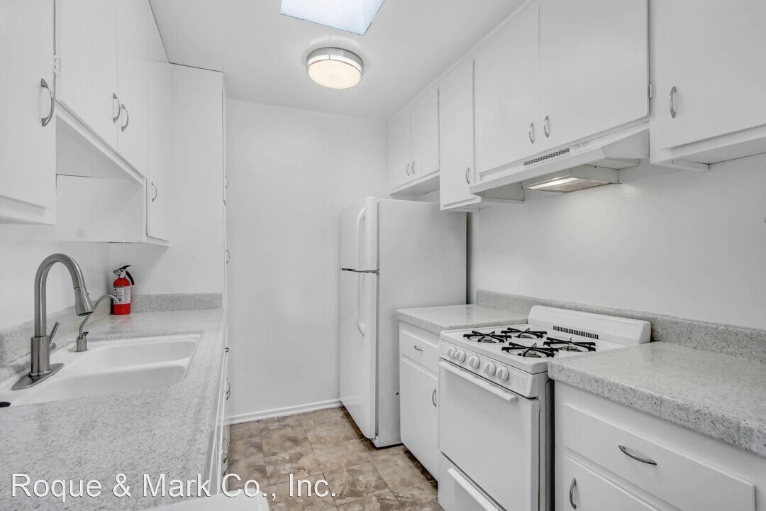 3625 Mentone Ave in Los Angeles, CA - Building Photo